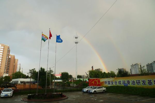 赤橙黃綠青藍(lán)紫,誰(shuí)持彩虹當(dāng)空舞